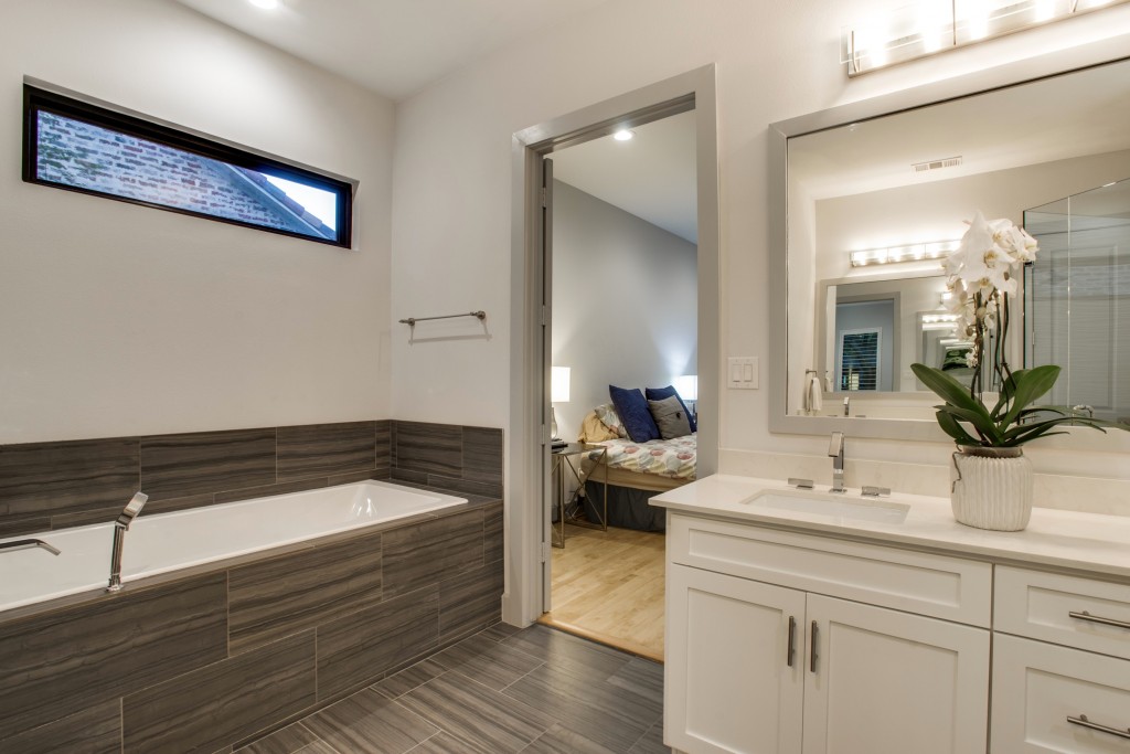 10 SpaWorthy Bathtubs Currently on the Market